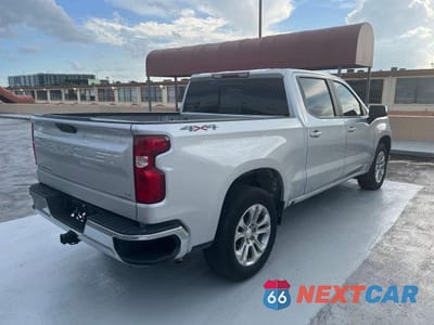 Czwarte zdjęcie samochodu z boku: 2021 CHEVROLET SILVERADO K1500 LT VIN:3GCUYDET2MG212792 - miniatura