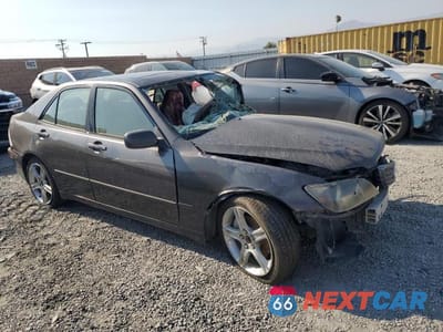 Czwarte zdjęcie samochodu z boku: 2001 LEXUS IS 300 VIN:JTHBD182X10021673 - miniatura