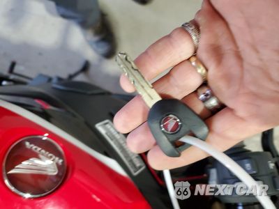 Zdjęcie 8 z 8 samochodu: 2018 HONDA CBR1000 RR VIN:JH2SC7719JK100781 - miniatura