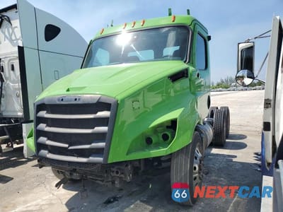 Drugie zdjęcie samochodu z przodu: 2021 FREIGHTLINER CASCADIA 116 SEMI TRUCK VIN:1FUJHTDV8MLMM8326 - miniatura
