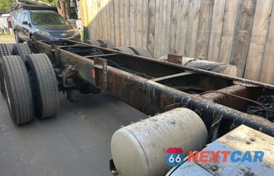 Piąte zdjęcie samochodu w środku: 2011 VOLV VHD - TRUCKS TRUCK CAB AND CHASSIS VIN:4V5KC9EJXBN296107 - miniatura