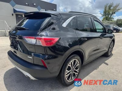 Trzecie zdjęcie samochodu z tyłu: 2020 FORD ESCAPE SEL VIN:1FMCU0H61LUB07822 - miniatura