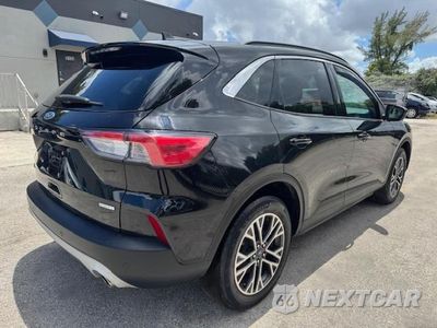 Trzecie zdjęcie samochodu z tyłu: 2020 FORD ESCAPE SEL VIN:1FMCU0H61LUB07822 - miniatura