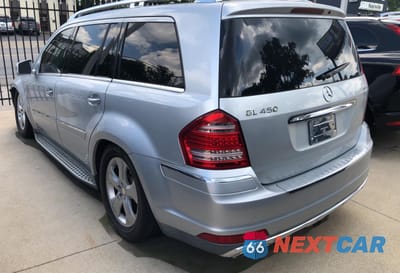Trzecie zdjęcie samochodu z tyłu: 2011 MERCEDES-BENZ GL 450 4MATIC VIN:4JGBF7BEXBA672438 - miniatura