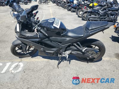 Trzecie zdjęcie samochodu z tyłu: 2020 YAMAHA YZFR3 A VIN:MH3RH18Y1LK004908 - miniatura