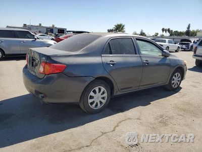Trzecie zdjęcie samochodu z tyłu: 2010 TOYOTA COROLLA BASE VIN:1NXBU4EE4AZ256365 - miniatura