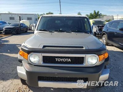 Piąte zdjęcie samochodu w środku: 2010 TOYOTA FJ CRUISER VIN:JTEBU4BF0AK091732 - miniatura