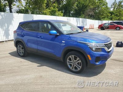 Czwarte zdjęcie samochodu z boku: 2021 KIA SELTOS LX VIN:KNDEPCAA5M7092424 - miniatura