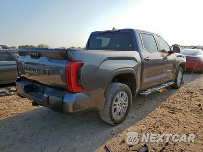 Trzecie zdjęcie samochodu z tyłu: 2024 TOYOTA TUNDRA CREWMAX SR VIN:5TFLA5DB8RX131104 - miniatura