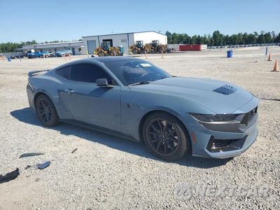 Czwarte zdjęcie samochodu z boku: 2025 FORD MUSTANG DARK HORSE VIN:1FA6P8R0XS5500623 - miniatura