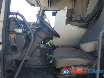 Piąte zdjęcie samochodu w środku: 2024 VOLVO VN VNL VIN:4V4NC9EJ2RN632134 - miniatura