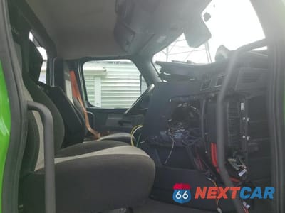 Piąte zdjęcie samochodu w środku: 2022 FREIGHTLINER CASCADIA 116 SEMI TRUCK VIN:1FUJHTDV5NLNG8162 - miniatura