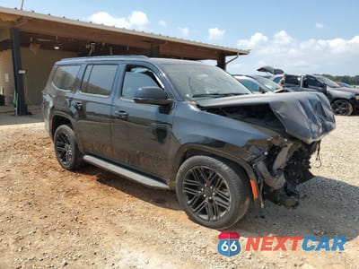 Czwarte zdjęcie samochodu z boku: 2023 JEEP WAGONEER SERIES II VIN:1C4SJVBP0PS560452 - miniatura