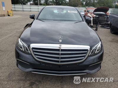 Piąte zdjęcie samochodu w środku: 2018 MERCEDES-BENZ E 300 4MATIC VIN:WDDZF4KB5JA466875 - miniatura
