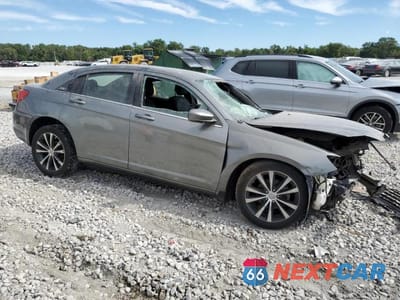 Czwarte zdjęcie samochodu z boku: 2013 CHRYSLER 200 LIMITED VIN:1C3CCBCG7DN599775 - miniatura