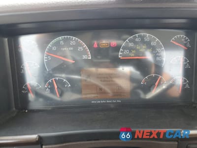 Zdjęcie 8 z 10 samochodu: 2016 VOLVO VNL SEMI TRUCK VIN:4V4NC9TH9GN965704 - miniatura