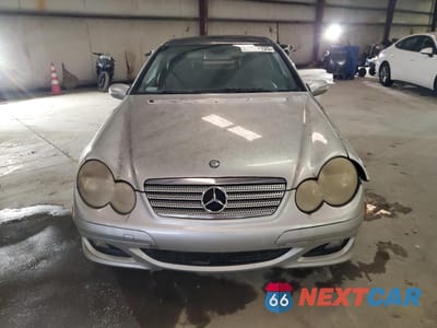 Piąte zdjęcie samochodu w środku: 2003 MERCEDES-BENZ C 230K SPORT COUPE VIN:WDBRN40JX5A691336 - miniatura