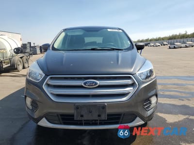 Piąte zdjęcie samochodu w środku: 2019 FORD ESCAPE SE VIN:1FMCU9GD1KUB31234 - miniatura