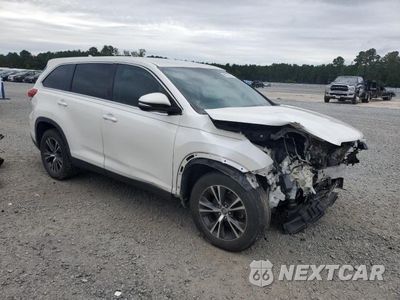 Czwarte zdjęcie samochodu z boku: 2019 TOYOTA HIGHLANDER LE VIN:5TDZZRFH2KS327305 - miniatura