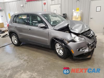Czwarte zdjęcie samochodu z boku: 2011 VOLKSWAGEN TIGUAN S VIN:WVGBV7AX2BW502387 - miniatura