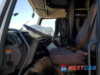 Piąte zdjęcie samochodu w środku: 2016 VOLVO VNL SEMI TRUCK VIN:4V4NC9EH8GN953752 - miniatura