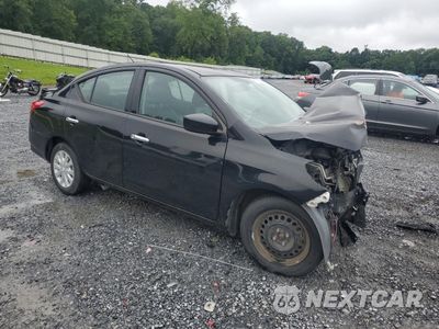 Czwarte zdjęcie samochodu z boku: 2017 NISSAN VERSA S VIN:3N1CN7AP8HK404089 - miniatura