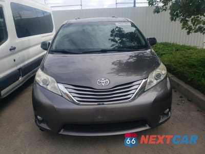 Piąte zdjęcie samochodu w środku: 2017 TOYOTA SIENNA XLE VIN:5TDYZ3DC7HS806702 - miniatura