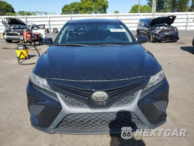 Piąte zdjęcie samochodu w środku: 2018 TOYOTA CAMRY L VIN:4T1B11HK2JU580990 - miniatura