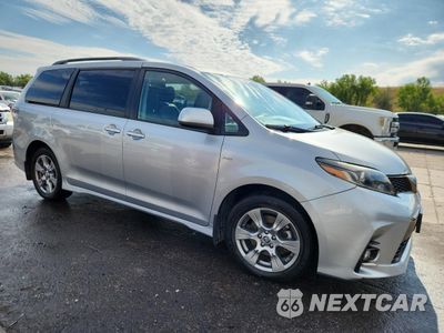 Czwarte zdjęcie samochodu z boku: 2019 TOYOTA SIENNA SE VIN:5TDEZ3DCXKS216732 - miniatura