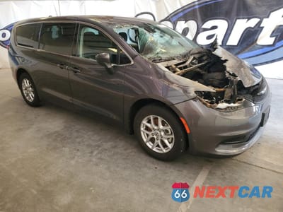 Czwarte zdjęcie samochodu z boku: 2023 CHRYSLER VOYAGER LX VIN:2C4RC1CG5PR606181 - miniatura