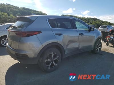 Trzecie zdjęcie samochodu z tyłu: 2020 KIA SPORTAGE LX VIN:KNDPMCAC6L7666482 - miniatura