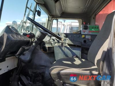 Piąte zdjęcie samochodu w środku: 2005 MACK MR REFUSE TRUCK VIN:1M2K189C45M028817 - miniatura