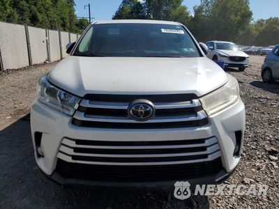 Piąte zdjęcie samochodu w środku: 2018 TOYOTA HIGHLANDER LE VIN:5TDBZRFH5JS831377 - miniatura
