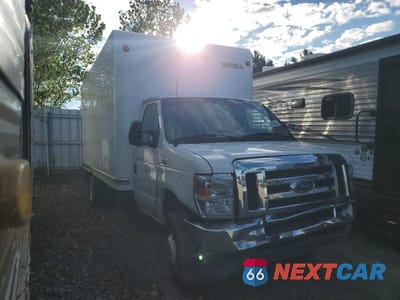 Czwarte zdjęcie samochodu z boku: 2023 FORD ECONOLINE E450 SUPER DUTY CUTAWAY VAN VIN:1FDXE4FN4PDD35643 - miniatura