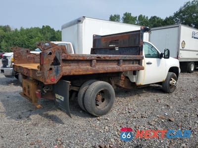 Trzecie zdjęcie samochodu z tyłu: 2013 GMC SIERRA K35 - TRUCKS VIN:1GD322CG0DF113649 - miniatura