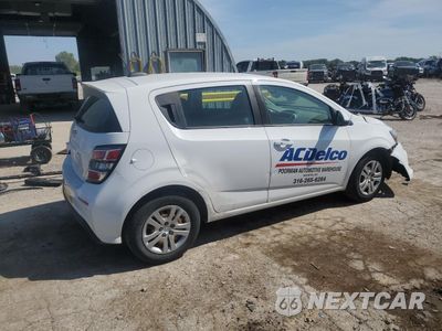 Trzecie zdjęcie samochodu z tyłu: 2020 CHEVROLET SONIC VIN:1G1JG6SB1L4103760 - miniatura