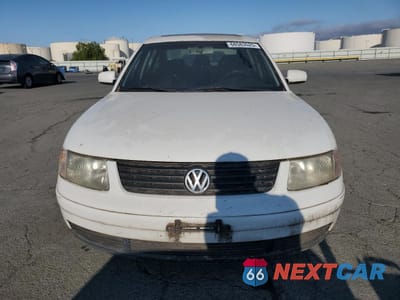 Piąte zdjęcie samochodu w środku: 1999 VOLKSWAGEN PASSAT GLS VIN:WVWAA63B1XE507312 - miniatura