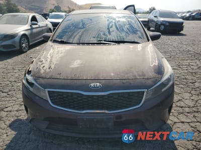 Piąte zdjęcie samochodu w środku: 2018 KIA FORTE LX VIN:3KPFL4A79JE164022 - miniatura