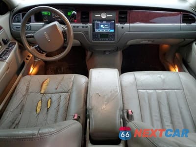 Zdjęcie 8 z 12 samochodu: 2005 LINCOLN TOWN CAR SIGNATURE VIN:1LNHM81W65Y650903 - miniatura