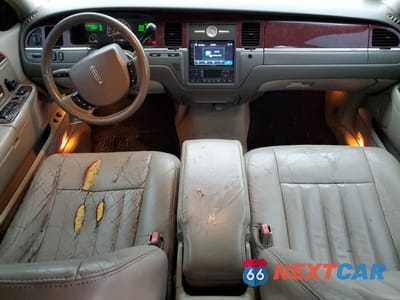 Zdjęcie 8 z 12 samochodu: 2005 LINCOLN TOWN CAR SIGNATURE VIN:1LNHM81W65Y650903 - miniatura