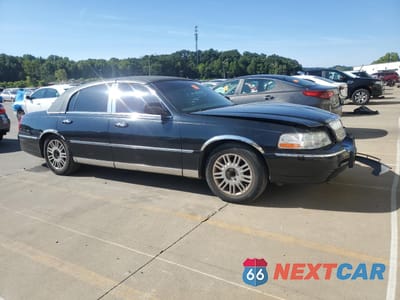 Czwarte zdjęcie samochodu z boku: 2009 LINCOLN TOWN CAR SIGNATURE LIMITED VIN:2LNHM82V39X600603 - miniatura