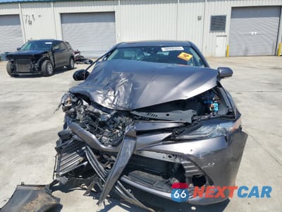 Piąte zdjęcie samochodu w środku: 2020 TOYOTA CAMRY XLE VIN:4T1F31AK2LU016720 - miniatura