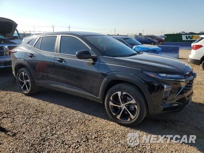 Czwarte zdjęcie samochodu z boku: 2025 CHEVROLET TRAX 1RS VIN:KL77LGEP1SC220170 - miniatura