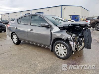 Czwarte zdjęcie samochodu z boku: 2018 NISSAN VERSA S VIN:3N1CN7AP6JL868675 - miniatura