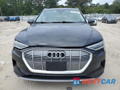 Piąte zdjęcie samochodu w środku: 2019 AUDI E-TRON PREMIUM PLUS VIN:WA1LAAGE6KB008803 - miniatura