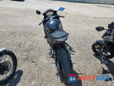 Czwarte zdjęcie samochodu z boku: 2023 YAMAHA YZFR3 A VIN:MH3RH18Y6PK009527 - miniatura