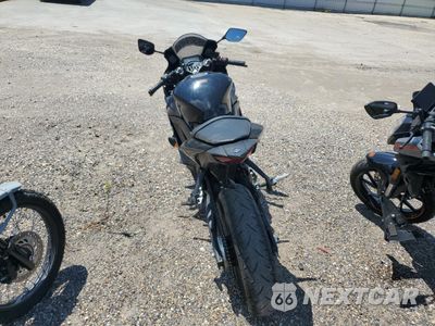 Czwarte zdjęcie samochodu z boku: 2023 YAMAHA YZFR3 A VIN:MH3RH18Y6PK009527 - miniatura