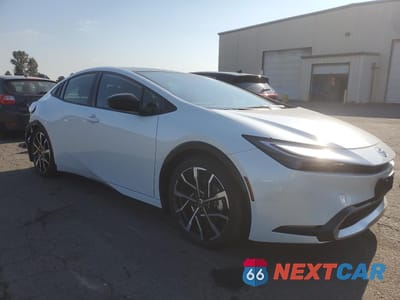 Czwarte zdjęcie samochodu z boku: 2025 TOYOTA PRIUS PRIME SE VIN:JTDACACU8S3041073 - miniatura