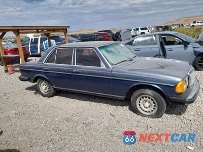 Czwarte zdjęcie samochodu z boku: 1982 MERCEDES-BENZ 300 DT VIN:WDBAB33A2CB000769 - miniatura