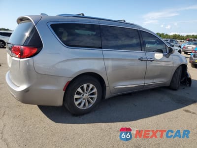 Trzecie zdjęcie samochodu z tyłu: 2019 CHRYSLER PACIFICA TOURING L VIN:2C4RC1BG3KR526159 - miniatura